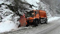 Artvin'de kar yağışı nedeniyle Hopa-Borçka karayolunda trafiğe kapandı