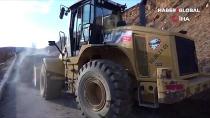 Tunceli'de dağlardan düşen kayalar yolu kapattı
