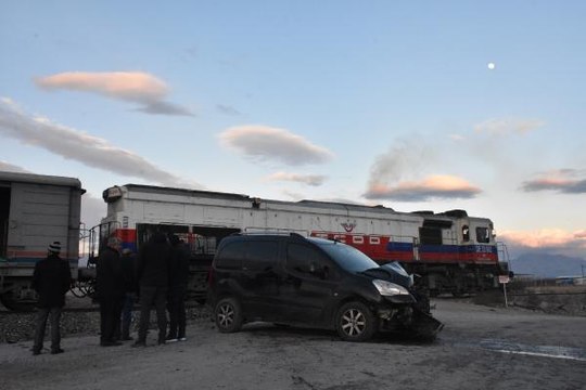 RAYLARDAN GEÇMEK İSTEYEN HAFİF TİCARİ ARACA YÜK TRENİ ÇARPTI: 1 YARALI