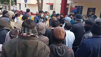 VIDEO: युवती नहीं मिलने पर ग्रामीणों ने घेरा थाना, एक युवक पर जताया संदेह