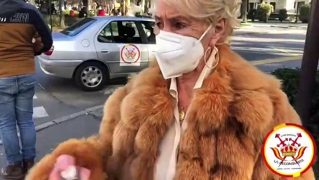 En la manifestación contra la dictadura de Feijóo en Galicia se encuentran con su prima, que parece no haber entendido demasiado bien la película