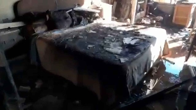 Así ha quedado la vivienda tras el virulento incendio del edificio de La Chicharra en Alicante.