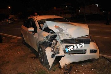 Adana'da otomobil refüjdeki ağaca çarptı: 3 yaralı