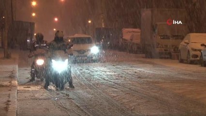 Etkili olan yar yağışında sürücüler zor anlar yaşadı, çocuklar karın tadını çıkarttı