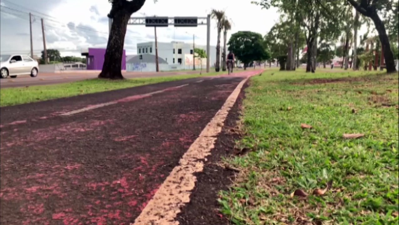 Duas bicicletas se colidem em ciclovia na Avenida Tancredo Neves