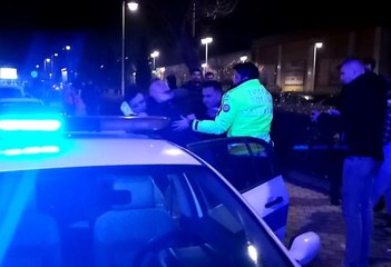 Yayaya çarpıp "Kralı gelsin" dedi, taşkınlık çıkarınca gözaltına alındı
