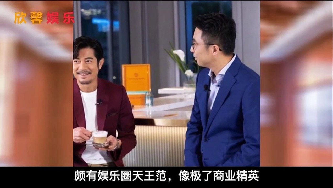 56岁郭富城罕晒照！身材干瘦满脸胡茬显沧桑，梳斜分发型坐姿霸气