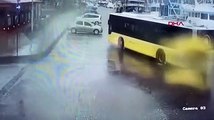 Şile'de dev dalga İETT otobüsünün camını kırdı