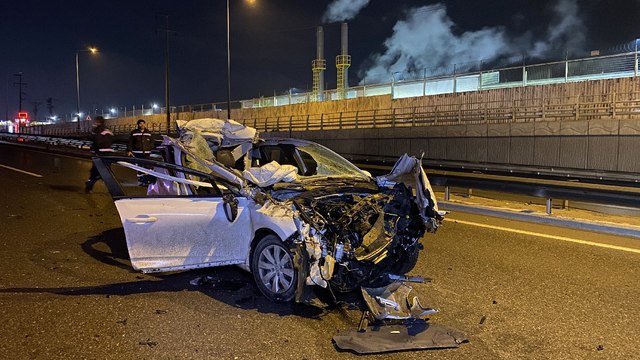 TIR'a arkadan çarpan otomobil hurdaya döndü