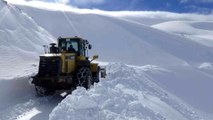 2 bin 500 rakımlı dağ köylerinde 5 metre karla mücadele
