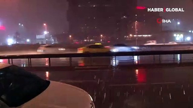 Son Dakika! İstanbullular pazar gününe kar yağışıyla uyandı