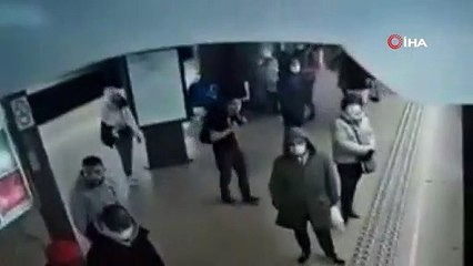 Tren bekleyen kadını raylara itti