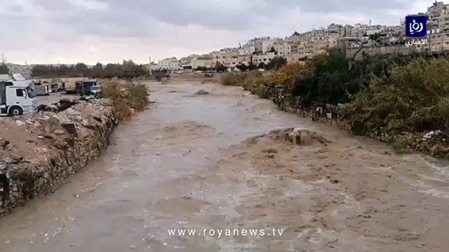جريان المياه في سيل الزرقاء صباح الأحد