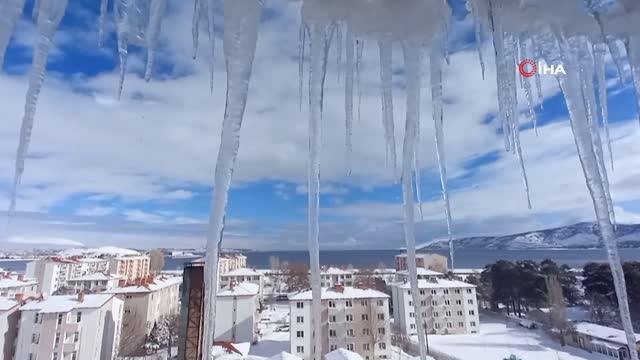 Çatılarda 2 metrelik buz sarkıtları oluştu