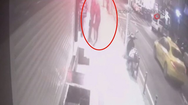 Kıyafeti beğendi, mankeniyle beraber çaldı