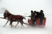 CHP'li belediye başkanları, buz tutan Çıldır Gölü'nde Eskimo usulü balık tutarken tipiye tutuldu