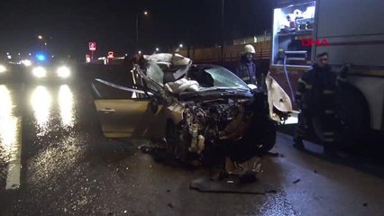 OTOMOBİL, TIR'A ARKADAN ÇARPTI 2 YARALI