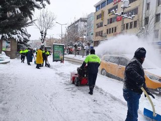 VAN'DA 702 YERLEŞİM YERİNİN YOLU KARDAN KAPANDI