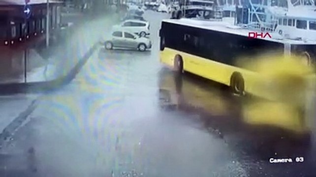 İstanbul'da dev dalga İETT otobüsünün camını kırdı
