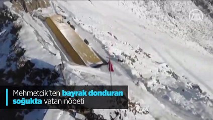 Mehmetçik’ten bayrak donduran soğukta vatan nöbeti