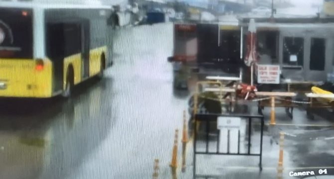 Dev dalga İETT otobüsünün camını kırdı