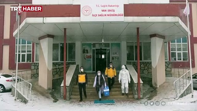 Karlı tepeleri aşıp en ücra köylere şifa dağıtıyorlar