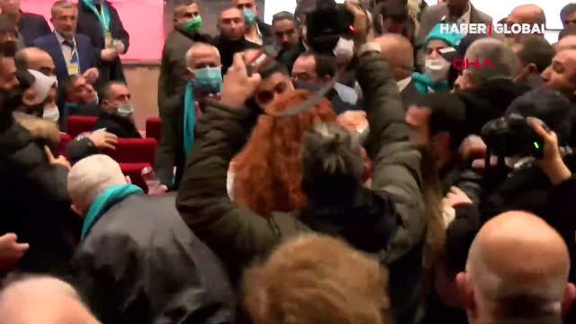 İstanbul Taksiciler Esnaf Odası seçimleri gergin başladı! Taksiciler kongrede birbirine girdi