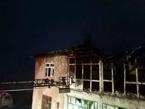 Yangına giden itfaiye aracı kardan dolayı yolda mahsur kaldı