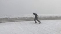 Il sort pendant une tempête et fait face à des vents de 170kmh