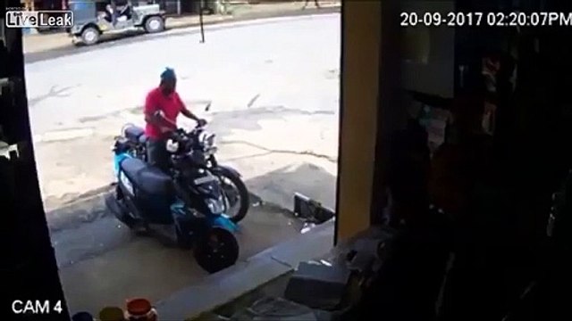 Il emmène sa moto au garage... et la détruit lamentablement !