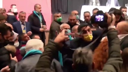 Taksiciler Genel Kurulu’nda kavga-Salona polis girdi!