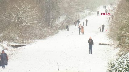 KENT ORMANI'NA AİLELERİYLE BİRLİKTE GELEN ÇOCUKLAR KARTOPU OYNADI
