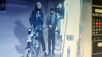 पुलिस वाले ने कराया पेट्रोल टैंक फुल! बिना रुपए चुकाए दौड़ा दी बाइक