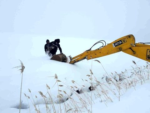 Arızaya giden VEDAŞ ekibi iş makinesi yardımıyla kurtarıldı