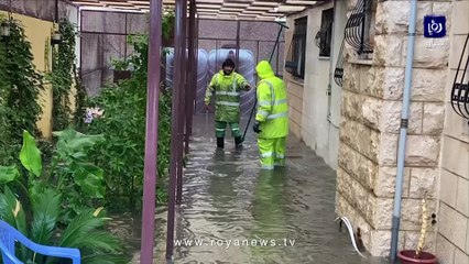 مياه الأمطار تداهم إحدى المنازل في منطقة الرابية بالعاصمة عمان