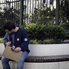 Kağıt bardaklara resim çizip satarak dünyayı dolaşıyor; "Ben sadece hayalimi yaşamaya çalışıyorum"