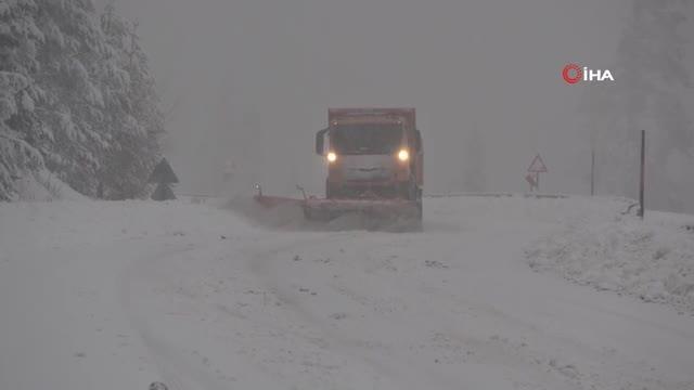 Kar kalınlığının 40 santimetreyi aştığı Ilgaz Dağı'na kayak tutkunlarından yoğun ilgi