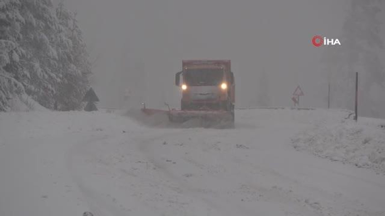 Kar kalınlığının 40 santimetreyi aştığı Ilgaz Dağı'na kayak tutkunlarından yoğun ilgi