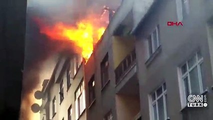 O anlar kamerada: Bağcılar'da çatıdaki yangında patlama oldu
