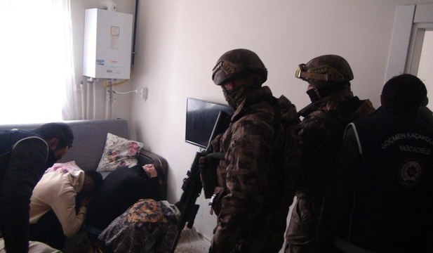 Apartman dairesine operasyon: 10 mülteci yakalandı