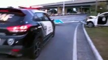 Motorista bate em poste e abandona carro em Florianópolis