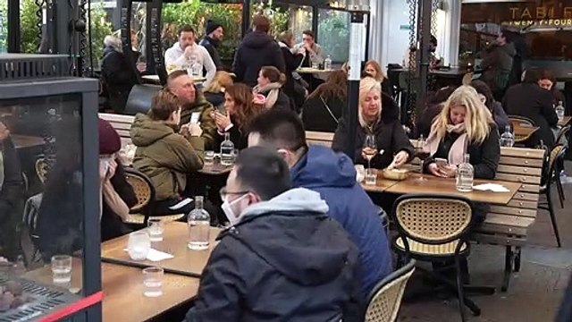 Pays-Bas: des restaurants rouvrent malgré la consigne de rester fermés