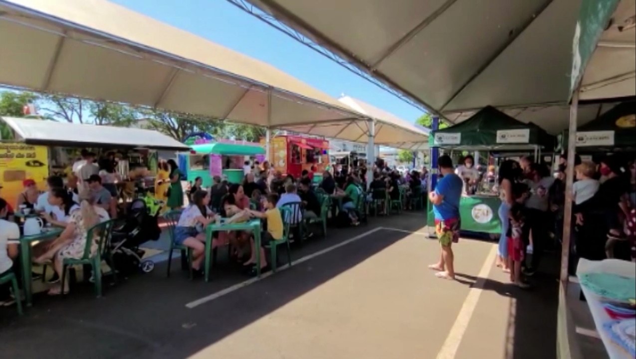 Cascavelenses aproveitam a Feira do Teatro nesta manhã de domingo