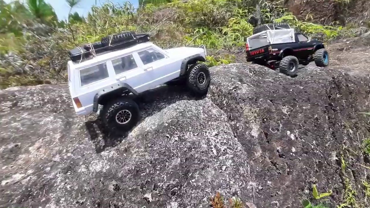 RC Car Axial SCX10 II Jeep Cherokee Rock Crawling