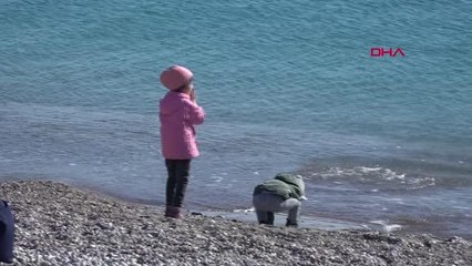 SOĞUK HAVAYA RAĞMEN SAHİLDEN VAZGEÇMEDİLER