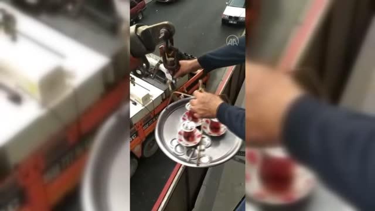 İşçilere vinçle çay servisi