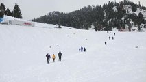Akseki'de vatandaşlar naylon ve leğenlerle kayarak karın keyfini çıkardılar