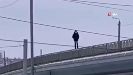 Son dakika haber! Köprünün korkuluklarında yürüyerek ölümle dans etti