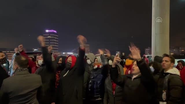 Galatasaray taraftarı yönetimi protesto ederek istifaya davet etti