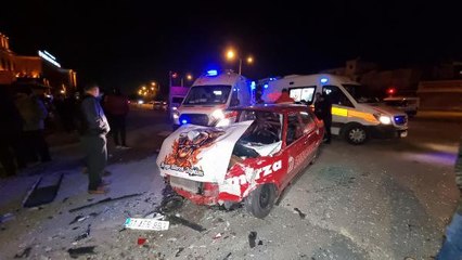 MİNİBÜSE ÇARPAN KOLTUKSUZ OTOMOBİLDEKİ 3 KİŞİ YARALANDI